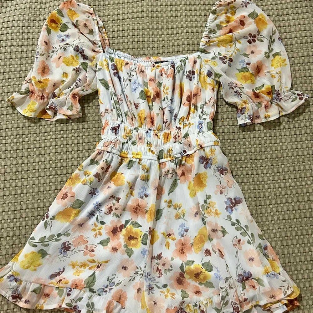 Trixxi Multicolor Floral Puff Sleeve Romper - Picture 2 of 4